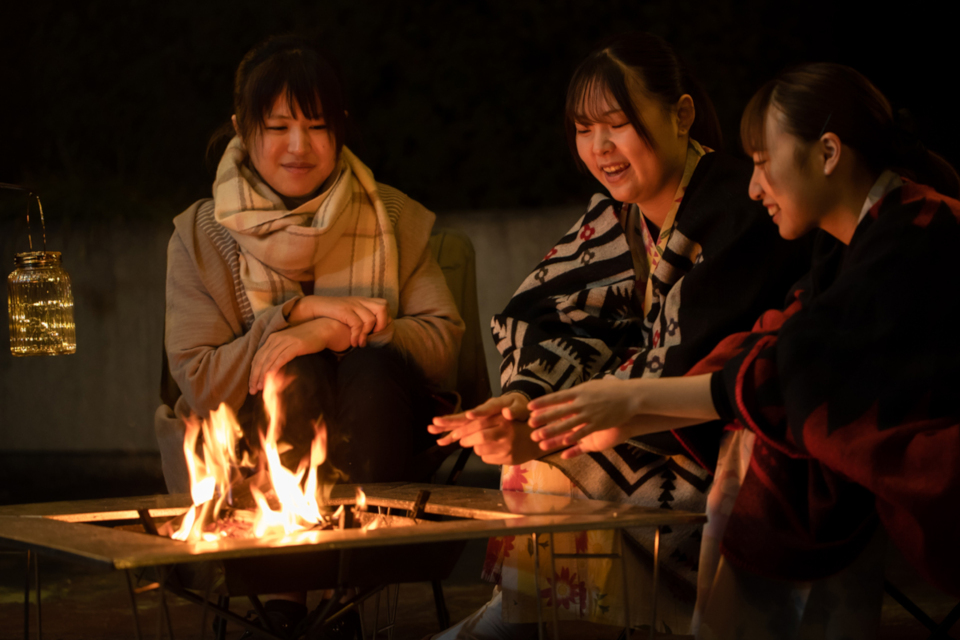 焚き火で話に華を咲かせる　～温泉宿で過ごす青春旅～